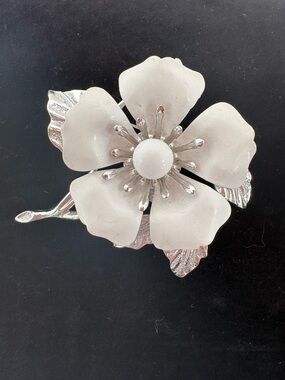 Sarah Coventry Vintage White Enamel and Silver Metal Brooch